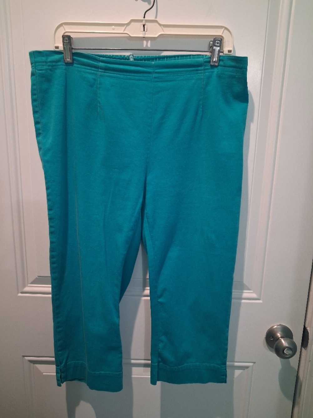 WOMEN'S TEAL GREEN COTTON CAPRI PANTS!
